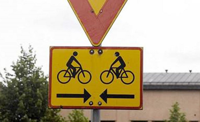 Törmäävät pyöräilijät vanha.jpg