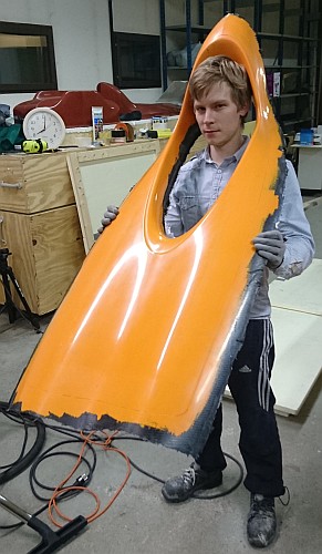02_kulkuaukon_luukku_heti_muotista_irrottamisen_jälkeen.jpg