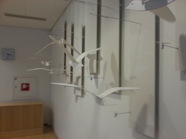 Näyttelyssä ollut työ, lokkeja jotka &quot;lensivät&quot; pienten tuulettimien avulla.