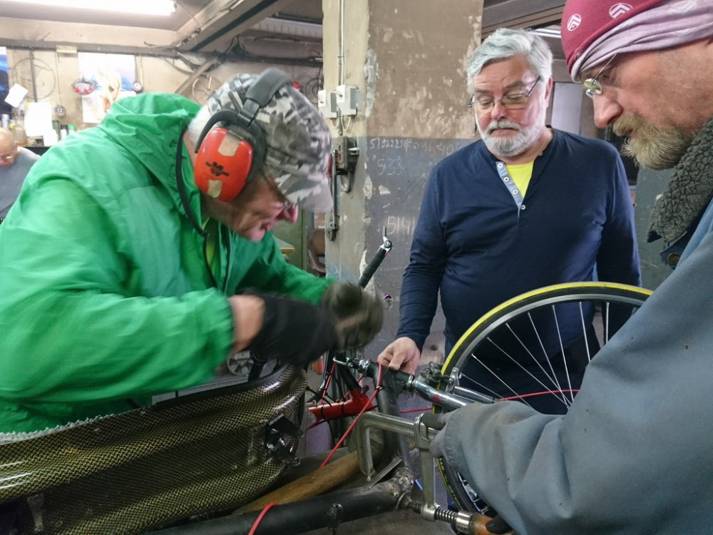 takuumiehet.JPG (221.89 KiB) Katsottu 4912 kertaa Takuumiehet työn äärellä.