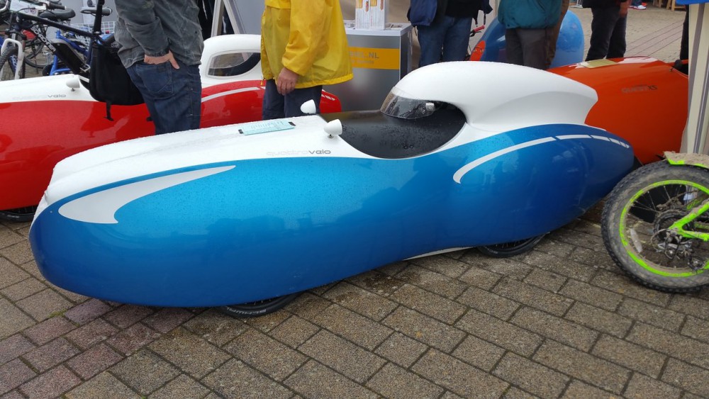 QW_SINI_VALK.jpg (211.81 KiB) Katsottu 7659 kertaa Valko sininen tai punainen olisi myös varma valinta. Tässä metallinhohtoväri lisä hintaa liikaa.