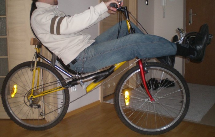 valmis.JPG (86.48 KiB) Katsottu 3129 kertaa Tällanen peli. Laskin penkkiä 2cm ja nyt osuu ketju penkin pohjaan. Selkänoja tukeutuu puupalikkaan ja on kiinni teipillä.