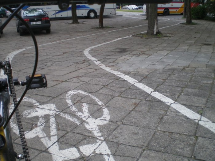 slalom.JPG (144.05 KiB) Katsottu 3129 kertaa Näitä idän ihanuuksia. Täältä löytyy myös niitä ekan postini puuttuvaa mukulakiveä vastaavia koloja. Laatoitus näyttää kuvassa todellisuutta tasaisemmalta. Lisäksi lähes jokaisessa ylityskohdassa on molemmissa reunoissa muutamien senttien korkuinen reunakivi.