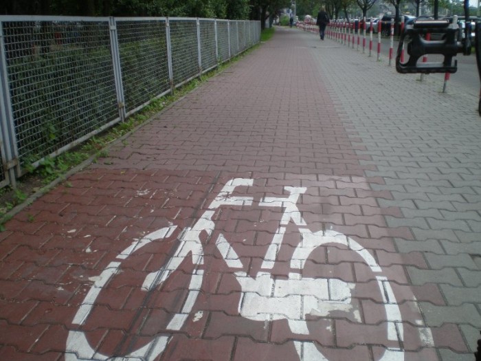 premium.JPG (123.51 KiB) Katsottu 3170 kertaa Premium luokan uudempi ja leveämpi väylä. Nuo tiilet näyttää kuvassa olevan kovin nätisti, mutta oikeasti ne ei ole. Lisäksi koko reitti "aaltoilee" eli on jatkuvasti möykkyjä painaumia jne.