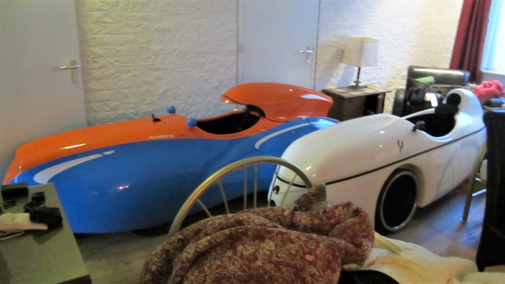1. majoitus Sellingen. Nukuttiin velomobiilien kanssa.