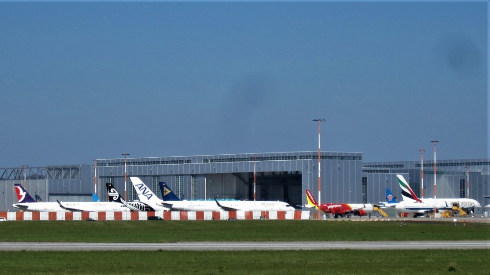 Ilmalinjuri tehdas eli Airbus. Airbus a380 jätti koneitakin näkyy kuvassa.