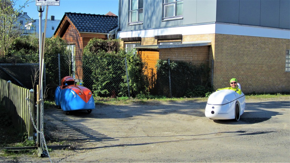 Aamulla kohti Lubeckkiä. Parkkipaikka vain velomobiileille.