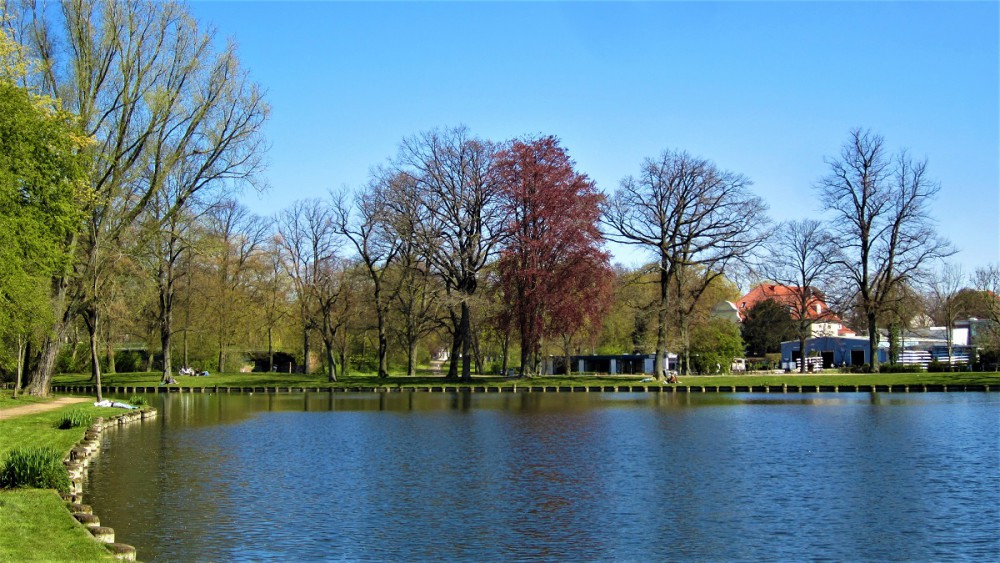 Lybeck keskusta puisto ja paljon vettä ympärillä.