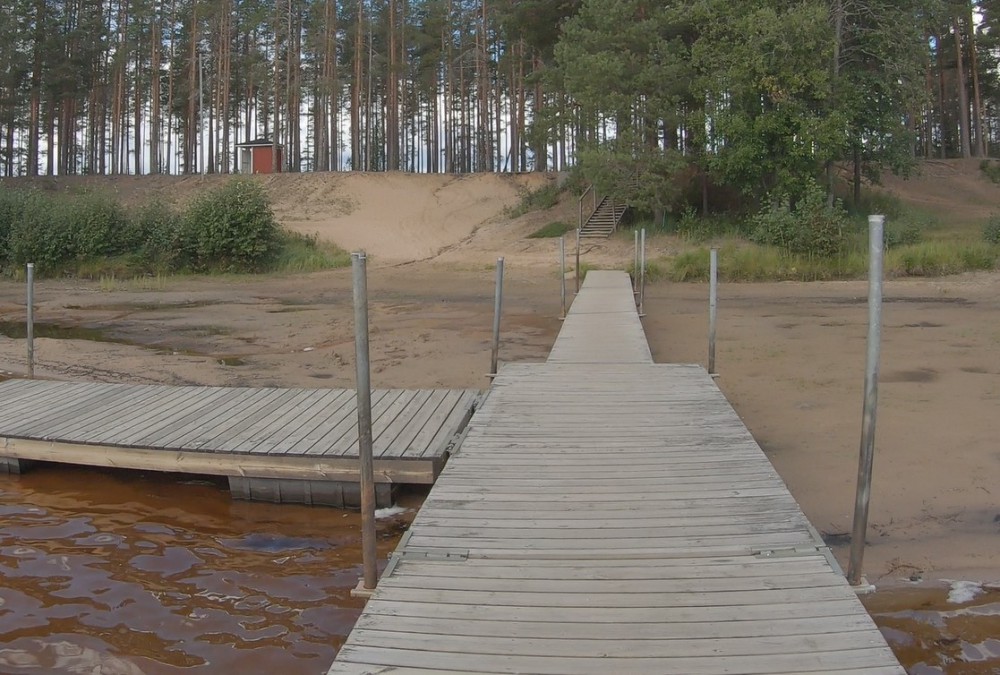 Menkijärven uimaranta Alajärvellä. WC, voi peseytyä ja nuotiopaikka. Täällä voisi yöpyä teltalla. Tallaisia paikkoja etsin myös vastaisuuden varalle. Lentokenttä tien toisellapuolella.