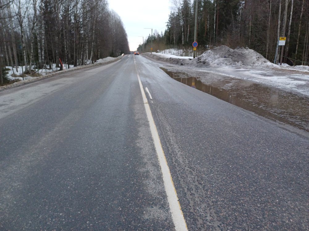 Lätäkön ohitin vasemmalta