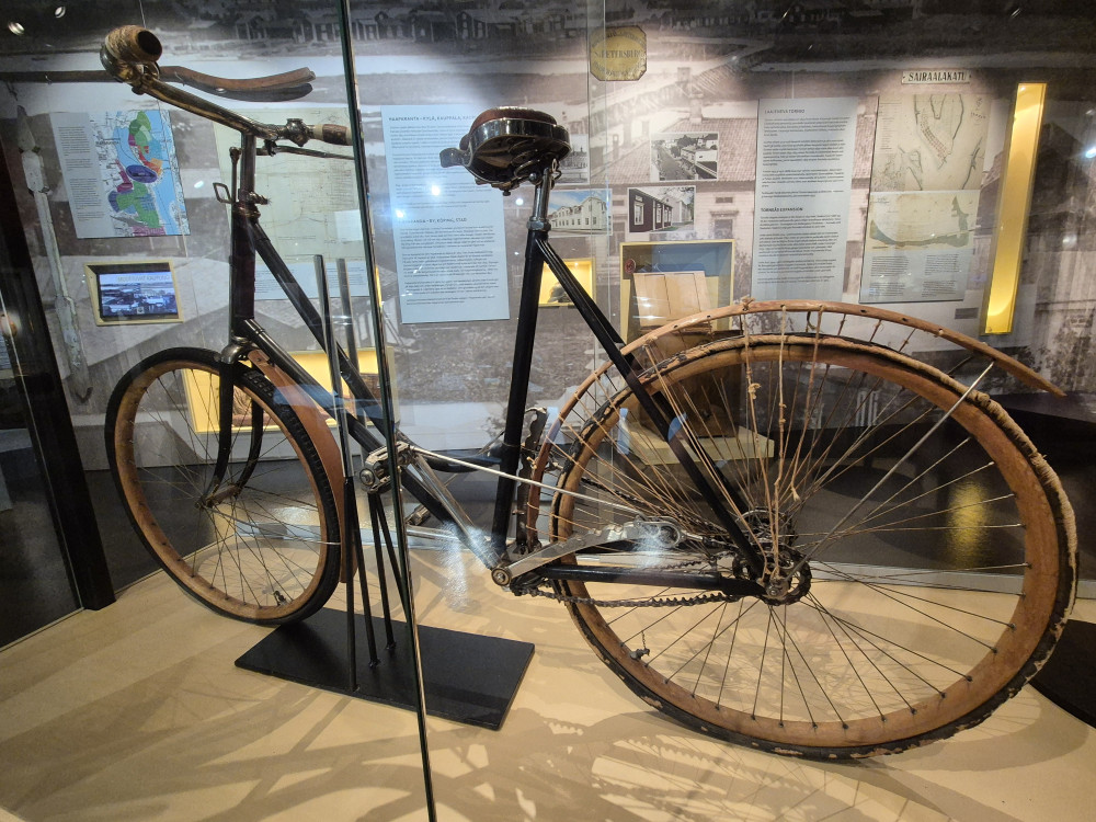 Museossa polkupyörässä erikoinen voimansiirto