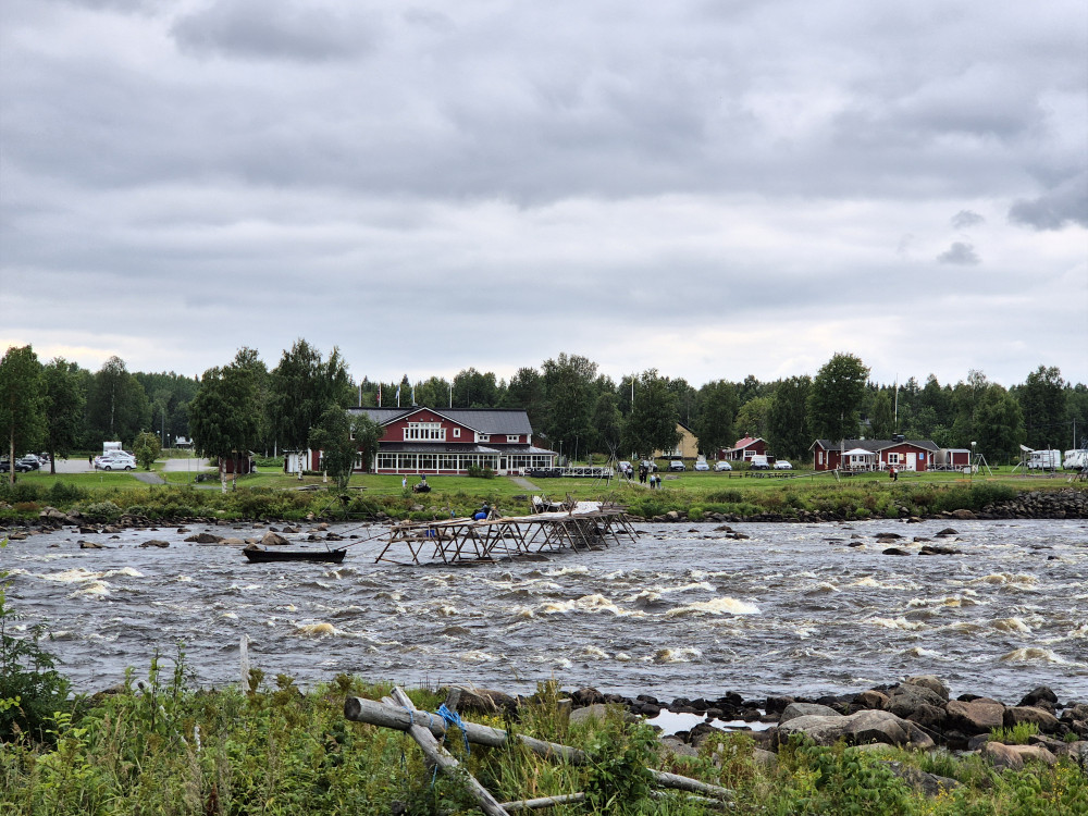 Kukkolankoski syötiin Ruotsin puolella jokea