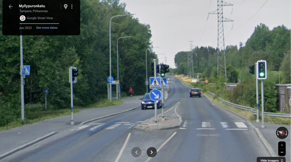 Tulin vasemmalla olevaa pyörätietä. Päätin ylittää tien kääntymällä oikealle suojatietä pitkin. Minulla vihreätvalot palaneet jo hyvän aikaa. Auto tuli vastakkaisesta suunnasta.