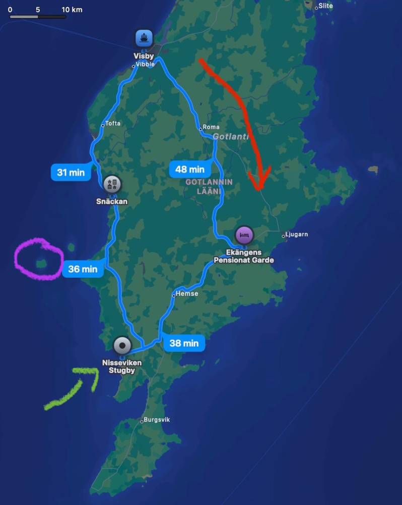 Punainen nuoli osoittaa kiertosuunnan, vihreä nuoli osoittaa paikkaan jossa vietetään kaksi yötä ja violetti ympyrä merkkaa Stora Kalrsö -saaren.