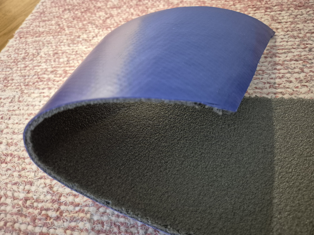 Tein suojan vasemmalle puolelle, niin tavarat ei mene voimalinjan väliin tästä materiaalista.
