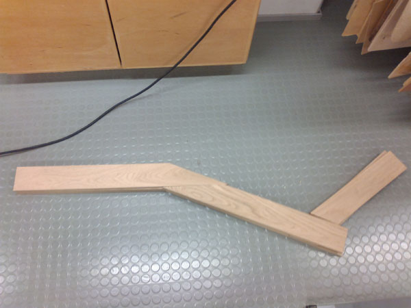 Piirustuksen mukaan sahatut palaset kolmessa kerroksessa