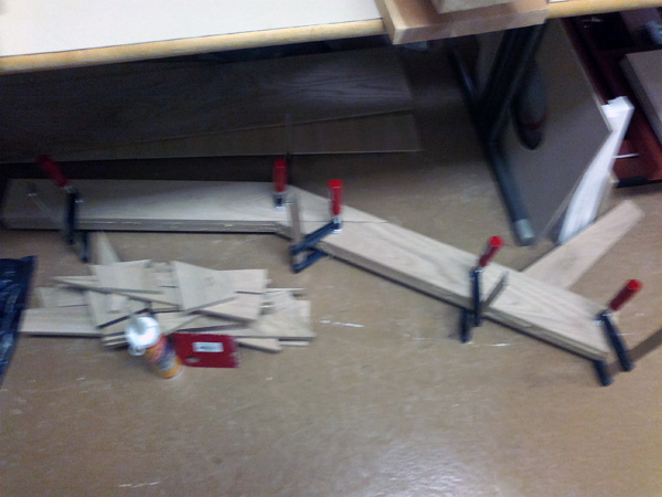 Rungon palaset yhteenliimattuna ja puristuksessa