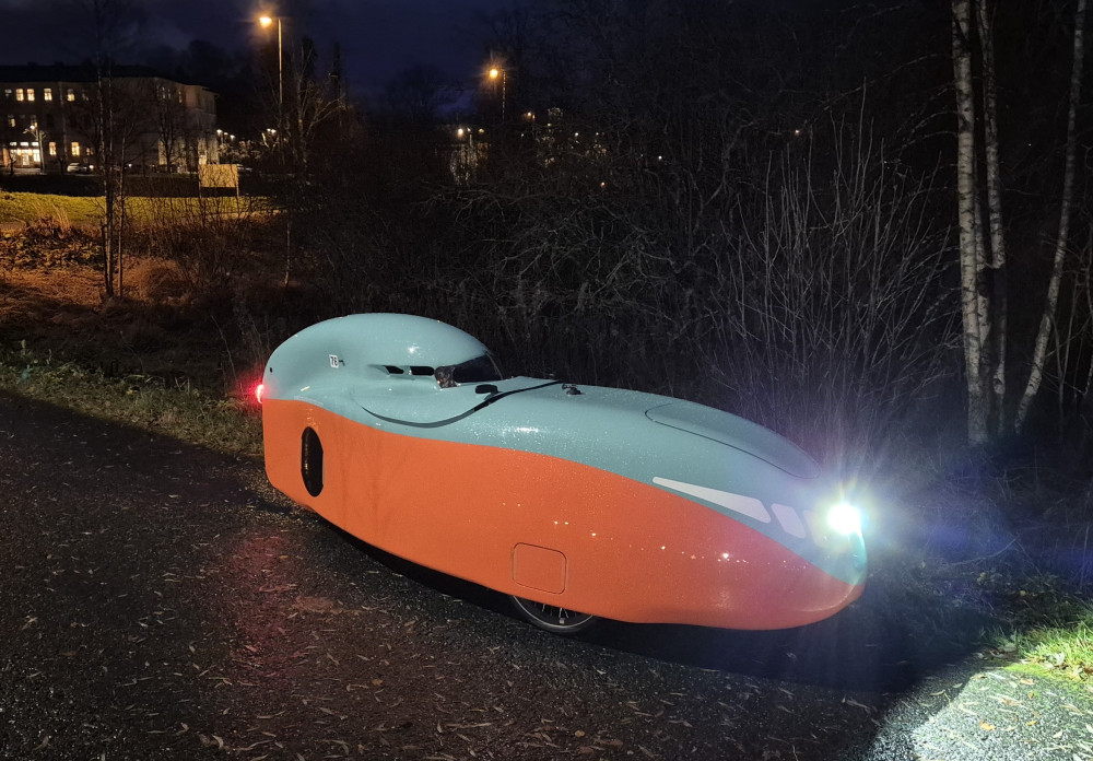 Töihin olen ajellut. Täyskateella on sopivan lämmin ajella alle 10 asteen lämpötiloissa.