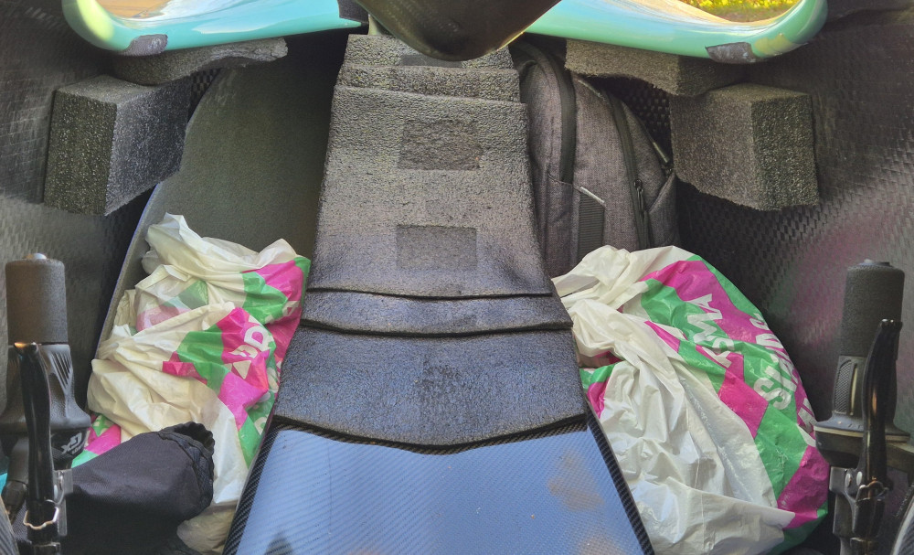 Mukaan mahtuu kannettavatietokone, vaatteita ja työkaluja. Ajoasento on nyt niin hyvä, kuin tila antaa myöden.