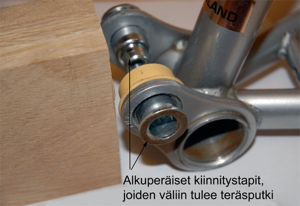 Nämä kiinnitystapit jäävät teräsputken sisäpuolelle.  Huomaa molemmissa päissä vaaleanruskeat muovitulpat, jotka toimivat &quot;laakerina&quot;