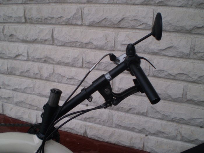 Jarrukahvat samantyyliset kuin veloissa yleensä.
