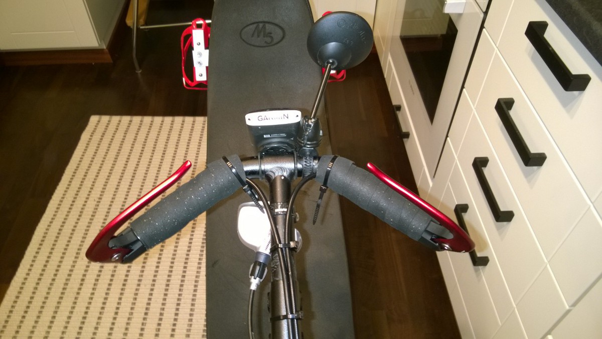 Kahvateipit tilapäisesti nippusiteellä kiinni kun en löytänyt asennushetkellä mustaa sähköteippiä. En viittiny keltavihreää laittaa...