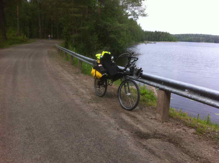 Hyvälaatuista soratietä Heinjärven laidalla