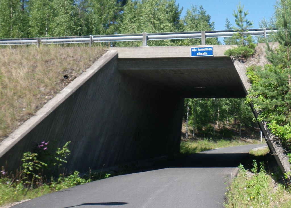 Kenelle tulisi edes mieleen oikaista tuolta vauhdilla tullessaan..?