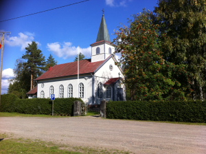 Kirkkoja riittää pitkin hiljaista maaseutua. Tässä Kauhajärven.