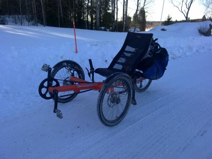 Scorppari talvikuosissa laukkujen kanssa.