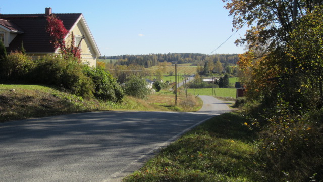 Maalaismaisemaa parhaimmillaan. Järvi on vasemmalla.