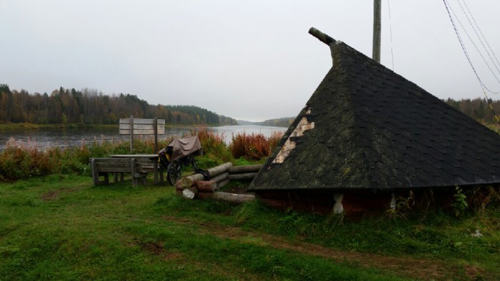 Meltauksen laavu Ounasjoen varrella.