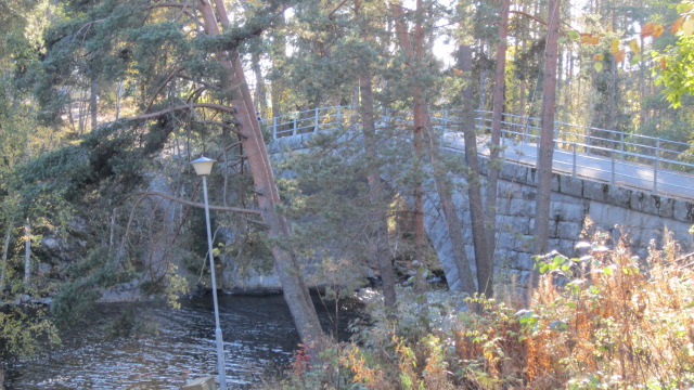 Aunessilta uuden silla vieressä Teiskossa.