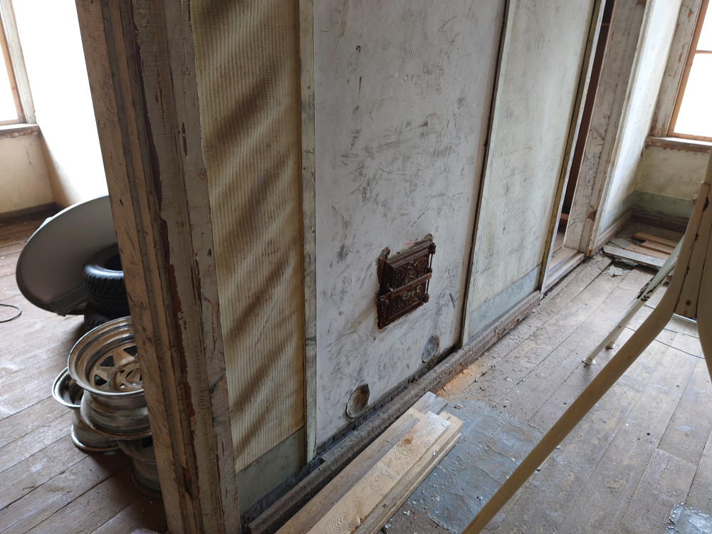 IMG_20220726_115440.jpg (1.57 MiB) Katsottu 19577 kertaa Kahden koulun majoitushuoneen yhteinen lämmitysuuni käytävällä