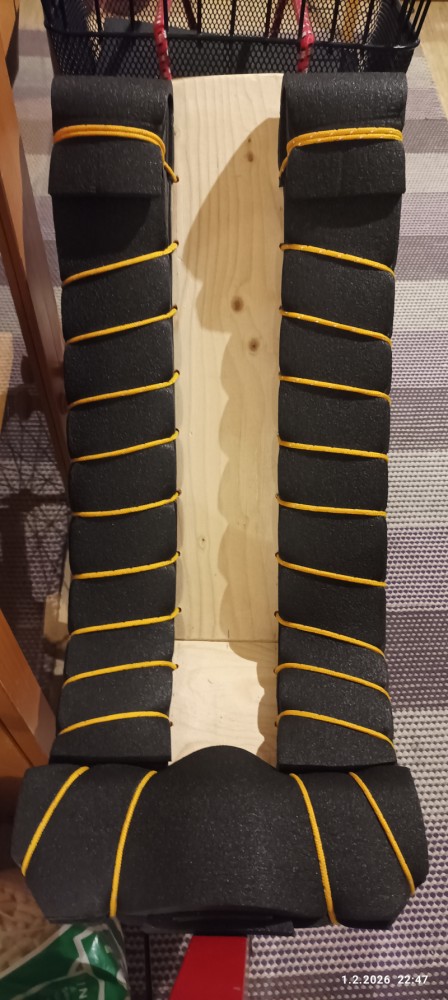 istui edestä, liimaamal on paljo siistimpi, suunnittelu testaus toimii paremmi isoil kumiremmeillä tai köysil.